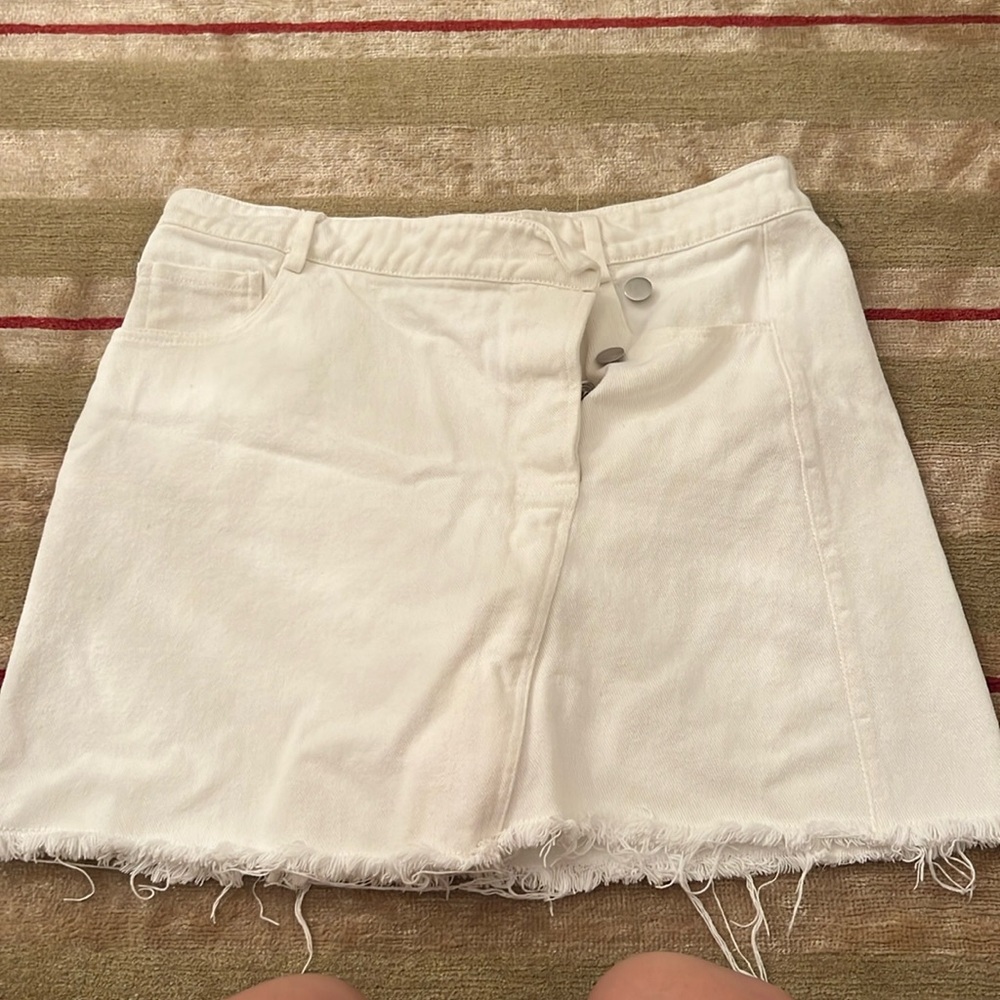 GILLI White skirt size Med.